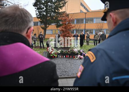 Ostrava, Tschechische Republik. Dezember 2024. Am 10. Dezember 2019 fand die Gedenkfeier für die Opfer des Attentats im Universitätskrankenhaus Ostrava vor der Poliklinik Ostrava-Poruba am 10. Dezember 2024 statt. Quelle: Jaroslav Ozana/CTK Photo/Alamy Live News Stockfoto