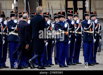 AMSTERDAM - König Willem-Alexander mit Portugals Präsident Marcelo Rebelo de Sousa während einer Begrüßungszeremonie am Dam-Platz. Der portugiesische Präsident ist zu einem zweitägigen Staatsbesuch in den Niederlanden. ANP ROBIN VAN LONKHUIJSEN niederlande aus - belgien aus Stockfoto