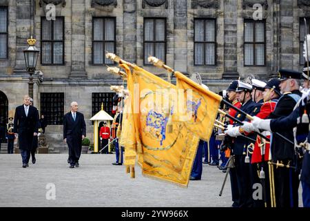 AMSTERDAM - König Willem-Alexander mit Portugals Präsident Marcelo Rebelo de Sousa während einer Begrüßungszeremonie am Dam-Platz. Der portugiesische Präsident ist zu einem zweitägigen Staatsbesuch in den Niederlanden. ANP ROBIN VAN LONKHUIJSEN niederlande aus - belgien aus Stockfoto