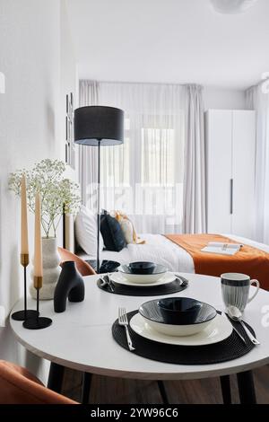 Ein stilvolles kleines Apartment mit Essbereich und gemütlichem und einladendem Schlafraum Stockfoto