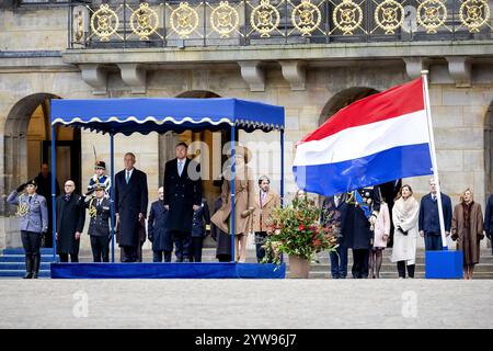 AMSTERDAM - König Willem-Alexander und Königin Maxima zusammen mit Portugals Präsident Marcelo Rebelo de Sousa während einer Begrüßungszeremonie am Dam-Platz. Der portugiesische Präsident ist zu einem zweitägigen Staatsbesuch in den Niederlanden. ANP ROBIN VAN LONKHUIJSEN niederlande aus - belgien aus Stockfoto