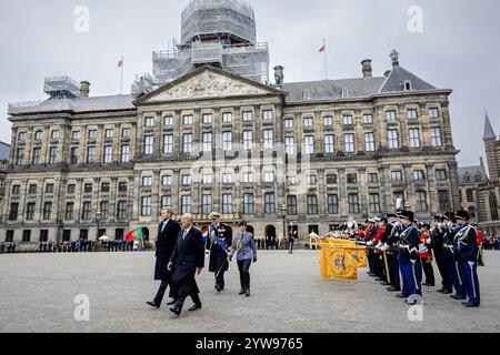 AMSTERDAM - König Willem-Alexander mit Portugals Präsident Marcelo Rebelo de Sousa während einer Begrüßungszeremonie am Dam-Platz. Der portugiesische Präsident ist zu einem zweitägigen Staatsbesuch in den Niederlanden. ANP ROBIN VAN LONKHUIJSEN niederlande aus - belgien aus Stockfoto