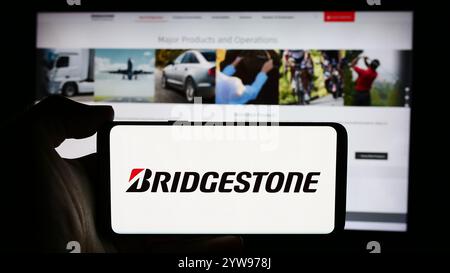 10. Dezember 2024: Stuttgart, Deutschland - 21. 07. 2024: Person, die ein Mobiltelefon mit dem Logo des japanischen Reifenunternehmens Bridgestone Corporation vor der Webseite hält. Schwerpunkt auf dem Display des Telefons. (Credit Image: © SOPA Images via ZUMA Press Wire) NUR REDAKTIONELLE VERWENDUNG! Nicht für kommerzielle ZWECKE! Stockfoto