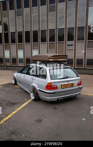 Modifizierter und stabiler 2001er BMW E46 3er Touring, deutscher Kombi mit Airbag-Federung und Bentley-Teilen Stockfoto