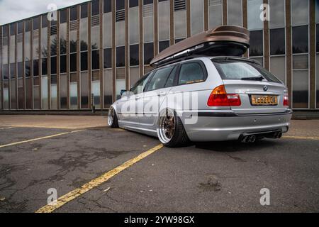 Modifizierter und stabiler 2001er BMW E46 3er Touring, deutscher Kombi mit Airbag-Federung und Bentley-Teilen Stockfoto