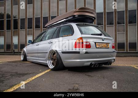 Modifizierter und stabiler 2001er BMW E46 3er Touring, deutscher Kombi mit Airbag-Federung und Bentley-Teilen Stockfoto
