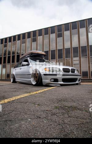 Modifizierter und stabiler 2001er BMW E46 3er Touring, deutscher Kombi mit Airbag-Federung und Bentley-Teilen Stockfoto