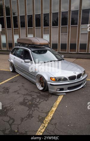 Modifizierter und stabiler 2001er BMW E46 3er Touring, deutscher Kombi mit Airbag-Federung und Bentley-Teilen Stockfoto