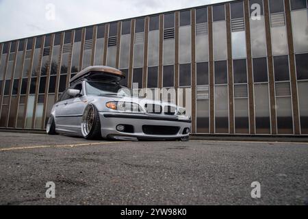 Modifizierter und stabiler 2001er BMW E46 3er Touring, deutscher Kombi mit Airbag-Federung und Bentley-Teilen Stockfoto