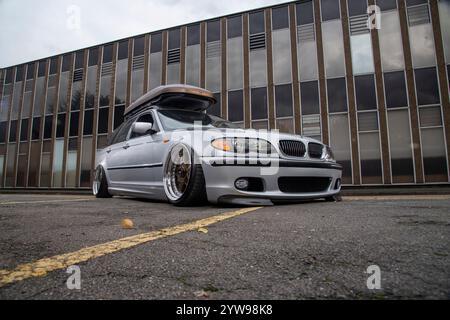 Modifizierter und stabiler 2001er BMW E46 3er Touring, deutscher Kombi mit Airbag-Federung und Bentley-Teilen Stockfoto