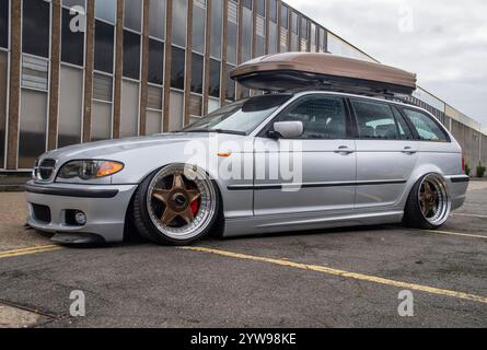 Modifizierter und stabiler 2001er BMW E46 3er Touring, deutscher Kombi mit Airbag-Federung und Bentley-Teilen Stockfoto