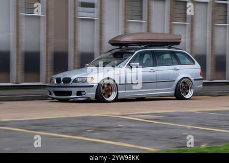 Modifizierter und stabiler 2001er BMW E46 3er Touring, deutscher Kombi mit Airbag-Federung und Bentley-Teilen Stockfoto