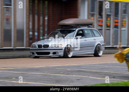 Modifizierter und stabiler 2001er BMW E46 3er Touring, deutscher Kombi mit Airbag-Federung und Bentley-Teilen Stockfoto