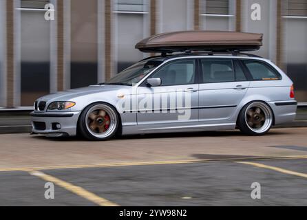 Modifizierter und stabiler 2001er BMW E46 3er Touring, deutscher Kombi mit Airbag-Federung und Bentley-Teilen Stockfoto