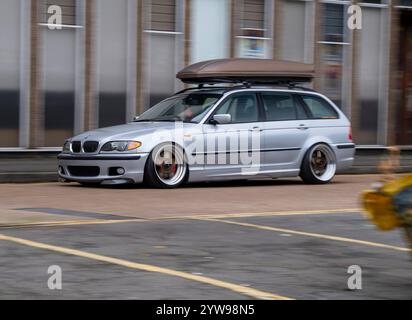 Modifizierter und stabiler 2001er BMW E46 3er Touring, deutscher Kombi mit Airbag-Federung und Bentley-Teilen Stockfoto