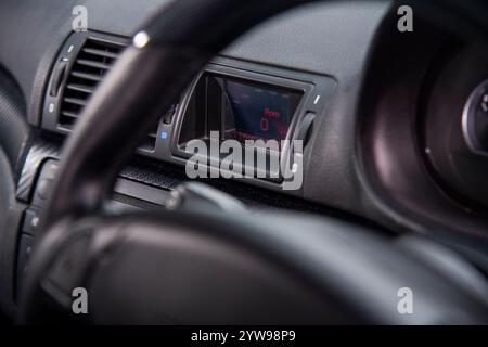 Modifizierter und stabiler 2001er BMW E46 3er Touring, deutscher Kombi mit Airbag-Federung und Bentley-Teilen Stockfoto