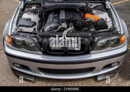 Modifizierter und stabiler 2001er BMW E46 3er Touring, deutscher Kombi mit Airbag-Federung und Bentley-Teilen Stockfoto