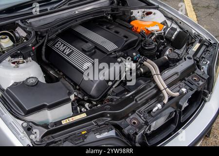 Modifizierter und stabiler 2001er BMW E46 3er Touring, deutscher Kombi mit Airbag-Federung und Bentley-Teilen Stockfoto
