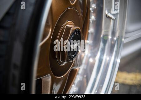 Modifizierter und stabiler 2001er BMW E46 3er Touring, deutscher Kombi mit Airbag-Federung und Bentley-Teilen Stockfoto