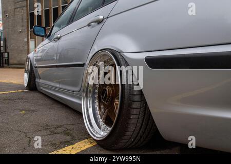 Modifizierter und stabiler 2001er BMW E46 3er Touring, deutscher Kombi mit Airbag-Federung und Bentley-Teilen Stockfoto