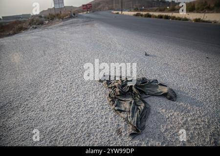 Verlassene Militäruniformen auf einer Straße außerhalb von Damaskus nach dem Sturz von Präsident Baschar al-Assad. Die Rebellen starteten Ende November in Syrien eine Schockoffensive, die Präsident Baschar al-Assad absetzte und mehr als ein halbes Jahrhundert des Assad-Familienregimes beendete. Stockfoto