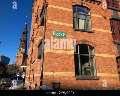 Block P der Speicherstadt mit der Hauptkirche St. Katharinen im Hintergrund. Hamburg, Deutschland. Januar 2024. Stockfoto
