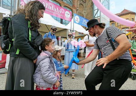 Das 3. Koschere Sreet Food Festival in Berlin am 07. Juli 2024 auf dem Gelände der Neuen Synagoge Berlin - Centrum Judaicum fand das 3. Koschere Street Food Festival statt. Neben den zahlreichen Essen- und Getränkeständen gibt es noch einen Streichelzoo und die Möglichkeit Fragen an Rabbis zu stellen. Zu Besuch kam auch der Israelische Botschafter in Deutschland, Ron Prosor. Hier bei Frag den Rabbi im Gespräch mit Rabbi Chaim Yitshak Ehrenberg. Berlin-Mitte Berlin Deutschland *** das 3 Kosher Street Food Festival in Berlin am 7. Juli 2024 fand das 3 Kosher Street Food Festival auf der Grou statt Stockfoto