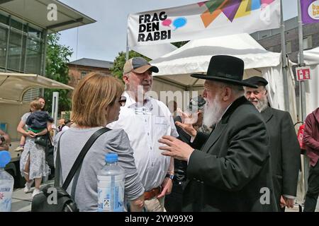 Das 3. Koschere Sreet Food Festival in Berlin am 07. Juli 2024 auf dem Gelände der Neuen Synagoge Berlin - Centrum Judaicum fand das 3. Koschere Street Food Festival statt. Neben den zahlreichen Essen- und Getränkeständen gibt es noch einen Streichelzoo und die Möglichkeit Fragen an Rabbis zu stellen. Zu Besuch kam auch der Israelische Botschafter in Deutschland, Ron Prosor. Hier bei Frag den Rabbi im Gespräch mit Rabbi Chaim Yitshak Ehrenberg. Berlin-Mitte Berlin Deutschland *** das 3 Kosher Street Food Festival in Berlin am 7. Juli 2024 fand das 3 Kosher Street Food Festival auf der Grou statt Stockfoto