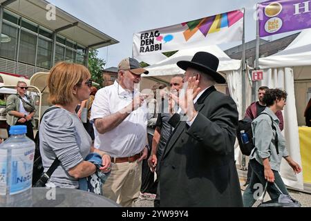 Das 3. Koschere Sreet Food Festival in Berlin am 07. Juli 2024 auf dem Gelände der Neuen Synagoge Berlin - Centrum Judaicum fand das 3. Koschere Street Food Festival statt. Neben den zahlreichen Essen- und Getränkeständen gibt es noch einen Streichelzoo und die Möglichkeit Fragen an Rabbis zu stellen. Zu Besuch kam auch der Israelische Botschafter in Deutschland, Ron Prosor. Hier bei Frag den Rabbi im Gespräch mit Rabbi Chaim Yitshak Ehrenberg. Berlin-Mitte Berlin Deutschland *** das 3 Kosher Street Food Festival in Berlin am 7. Juli 2024 fand das 3 Kosher Street Food Festival auf der Grou statt Stockfoto