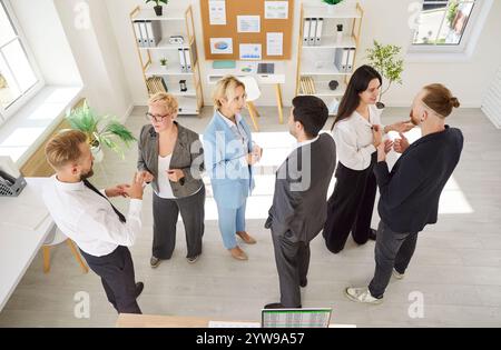 Kollegen treffen sich im Büro, diskutieren Ideen und tauschen ihre Meinungen während eines gemeinsamen Meetings aus. Stockfoto