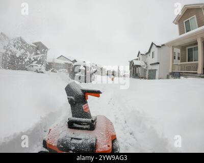 Der Winter bietet eine schneebedeckte Nachbarschaftsszene Stockfoto