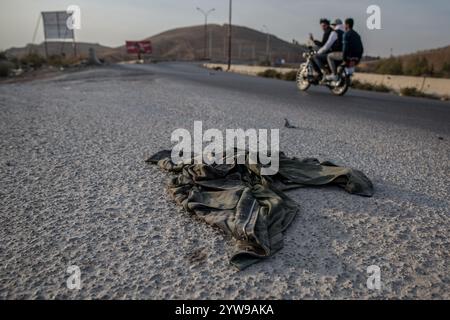 Damaskus, Syrien. Dezember 2024. Verlassene Militäruniformen auf einer Straße außerhalb von Damaskus nach dem Sturz von Präsident Baschar al-Assad. Die Rebellen starteten Ende November in Syrien eine Schockoffensive, die Präsident Baschar al-Assad absetzte und mehr als ein halbes Jahrhundert des Assad-Familienregimes beendete. (Foto: Sally Hayden/SOPA Images/SIPA USA) Credit: SIPA USA/Alamy Live News Stockfoto