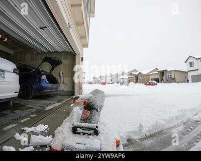 Der Winter bietet eine schneebedeckte Nachbarschaftsszene Stockfoto