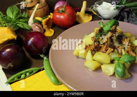 Köstliche frittierte Kartoffeln mit Pfifferlingen, Kräutern und anderem frischen Gemüse sorgen für eine gesunde und appetitliche Mahlzeit Stockfoto