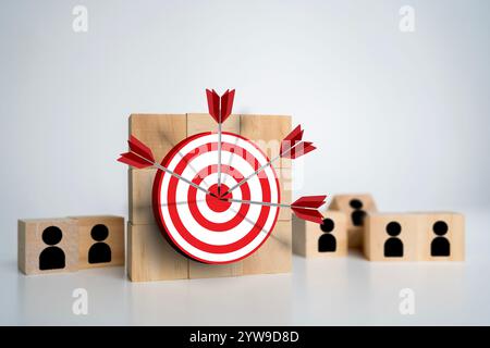 Rote Dartscheibe und schwarze Pfeilverbindung mit menschlichem Symbol für kundenorientierte Zielgruppen- und Kundenbeziehungsmanagement-Konzept. Stockfoto