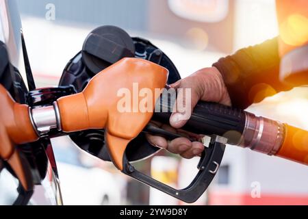 Man fährt mit der Hand, betankt und pumpt Benzin im Auto mit Kraftstoff an der Tankstelle. Tankstellen für Autos. Kraftstoffpumpe an der Station. Ref Stockfoto