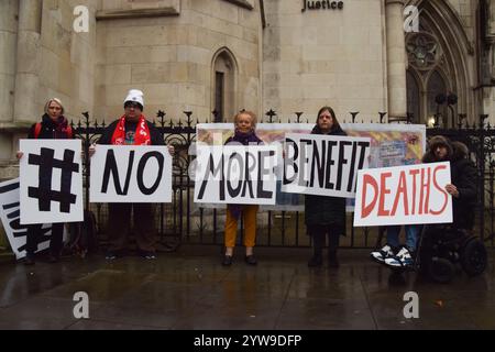 London, Großbritannien. Dezember 2024. Die Demonstranten versammeln sich vor den Königlichen Gerichten, als die rechtliche Auseinandersetzung mit den vorgeschlagenen Änderungen des Ministeriums für Arbeit und Pensionen an der Bewertung der Arbeitsfähigkeit beginnt, die die Kampagnengruppe Behinderte Menschen gegen Kürzungen warnte, würde Menschen mit Behinderungen betreffen. Quelle: Vuk Valcic/Alamy Live News Stockfoto