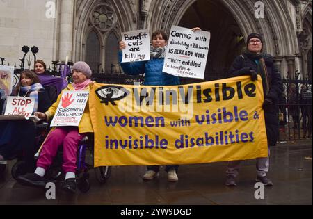 London, Großbritannien. Dezember 2024. Die Demonstranten versammeln sich vor den Königlichen Gerichten, als die rechtliche Auseinandersetzung mit den vorgeschlagenen Änderungen des Ministeriums für Arbeit und Pensionen an der Bewertung der Arbeitsfähigkeit beginnt, die die Kampagnengruppe Behinderte Menschen gegen Kürzungen warnte, würde Menschen mit Behinderungen betreffen. Quelle: Vuk Valcic/Alamy Live News Stockfoto