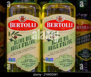 Toronto, Kanada - 30. November 2024: Flaschen und Etikett von Bertolli Olive Oil im Einzelhandel. Stockfoto