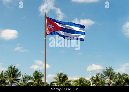 Flagge am Pfosten gegen blauen Himmel. Große Flagge von kuba winkt im Wind Stockfoto