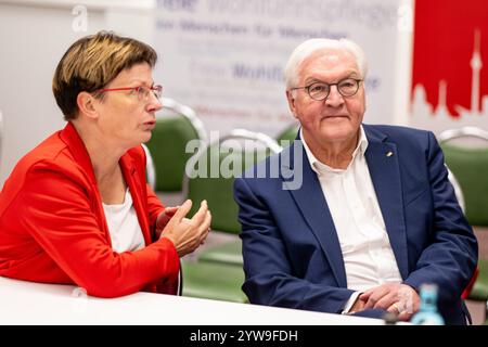 Berlin, Deutschland. Dezember 2024. Bundespräsident Frank-Walter Steinmeier und Ulrike Kostka, Direktorin des Caritasverbandes für die Erzdiözese Berlin, besuchen das Caritashaus für Suchtkranke und Obdachlose anlässlich des 100-jährigen Bestehens des Bundesverbandes für Nichtgesetzliche Wohlfahrt (BAGFW). Quelle: Fabian Sommer/dpa/Alamy Live News Stockfoto