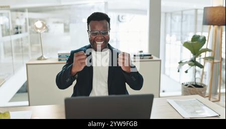 Feiern, Erfolg und Mann mit Laptop, Büro und freuen sich auf Feedback, Publizist und Benachrichtigung. Wachsam, aufgeregt und Freude an der Leistung, ja und Stockfoto