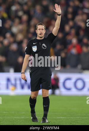 London, Großbritannien. Dezember 2024. Schiedsrichter John Brooks während des Spiels der Premier League im London Stadium. Der Bildnachweis sollte lauten: Paul Terry/Sportimage Credit: Sportimage Ltd/Alamy Live News Stockfoto