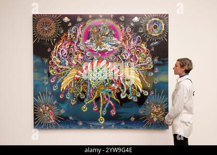 Gagosian Grosvenor Hill, London, Großbritannien. Dezember 2024. Der zeitgenössische japanische Künstler Takashi Murakami eröffnet seine große neue Ausstellung Japanische Kunstgeschichte à la Takashi Murakami – seine größte Ausstellung in London seit 15 Jahren. Murakami bietet seine eigenen Neuinterpretationen einiger der wichtigsten Kunstwerke der japanischen Kunstgeschichte an und kombiniert KI-generierte Bilder mit handgemalten Elementen. Bild: Takashi Murakami. Flammender Vermillion Bird, 2024. Quelle: Malcolm Park/Alamy Live News Stockfoto