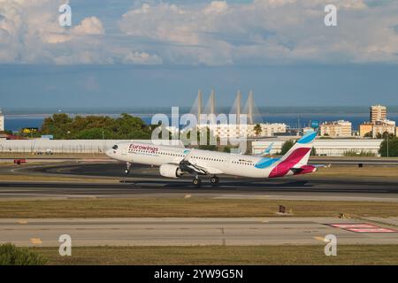Eurowings Airbus A321-251NX Passagierflugzeug startet am Flughafen Humberto Delgado in Lissabon Stockfoto