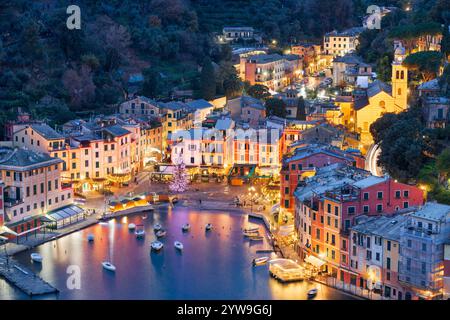 Portofino, Italien Fischerdorf und Gemeinde in der Metropolstadt Genua in der Abenddämmerung. Stockfoto