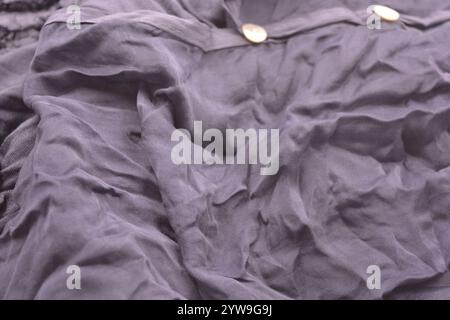 Ungewöhnliche Stoffe, sehr zerknittert, seidendünn, dunkelblaue Baumwolle, Viskose befindet sich auf weißem Kunststoffhintergrund. Stockfoto