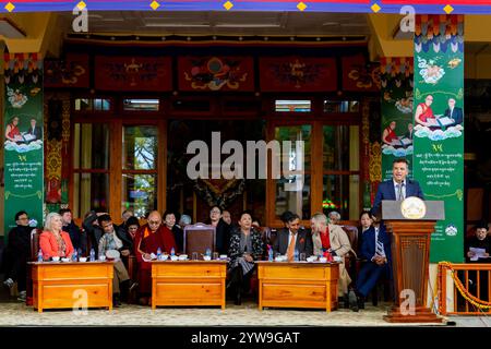 Palampur, Himachal Pradesh, Indien. Dezember 2024. Joseph Mooney, Abgeordneter der Nationalen Partei, Neuseeland, spricht an die Mitglieder des CTA, tibetische im Exil und tibetische Anhänger anlässlich des 35. Jahrestages der Verleihung des prestigeträchtigen Friedensnobelpreises an seine Heiligkeit den Dalai Lama im Tugla Khang Tempel, Mcleodganj, Dharamshala am Dienstag. (Kreditbild: © Shailesh Bhatnagar/ZUMA Press Wire) NUR REDAKTIONELLE VERWENDUNG! Nicht für kommerzielle ZWECKE! Stockfoto