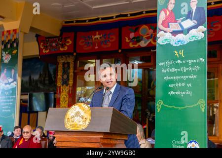 Palampur, Himachal Pradesh, Indien. Dezember 2024. Joseph Mooney, Abgeordneter der Nationalen Partei, Neuseeland, spricht an die Mitglieder des CTA, tibetische im Exil und tibetische Anhänger anlässlich des 35. Jahrestages der Verleihung des prestigeträchtigen Friedensnobelpreises an seine Heiligkeit den Dalai Lama im Tugla Khang Tempel, Mcleodganj, Dharamshala am Dienstag. (Kreditbild: © Shailesh Bhatnagar/ZUMA Press Wire) NUR REDAKTIONELLE VERWENDUNG! Nicht für kommerzielle ZWECKE! Stockfoto