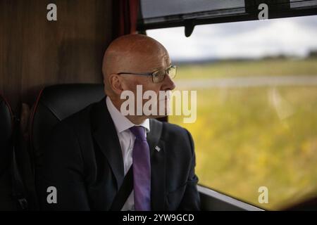 John Swinney, erster Minister Schottlands und Führer der Scottish National Party, fuhr am 2. Juli 2024 mit seinem Bus von Inverness nach Nairn in Inverness, Schottland. Stockfoto